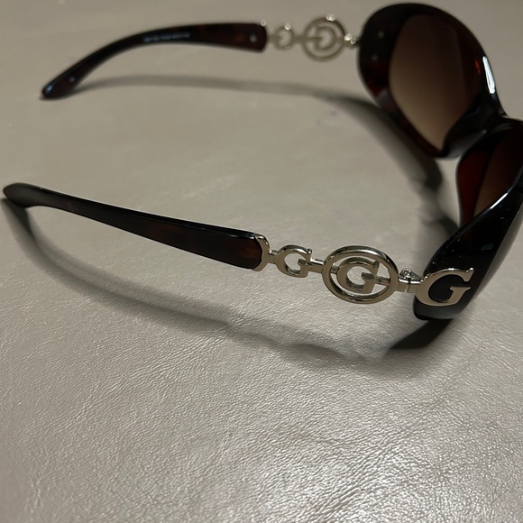 Guess Tortoise Shell Design Sunglasses With Gold Accent “G”.Brighton DB Included - Picture 3 of 6